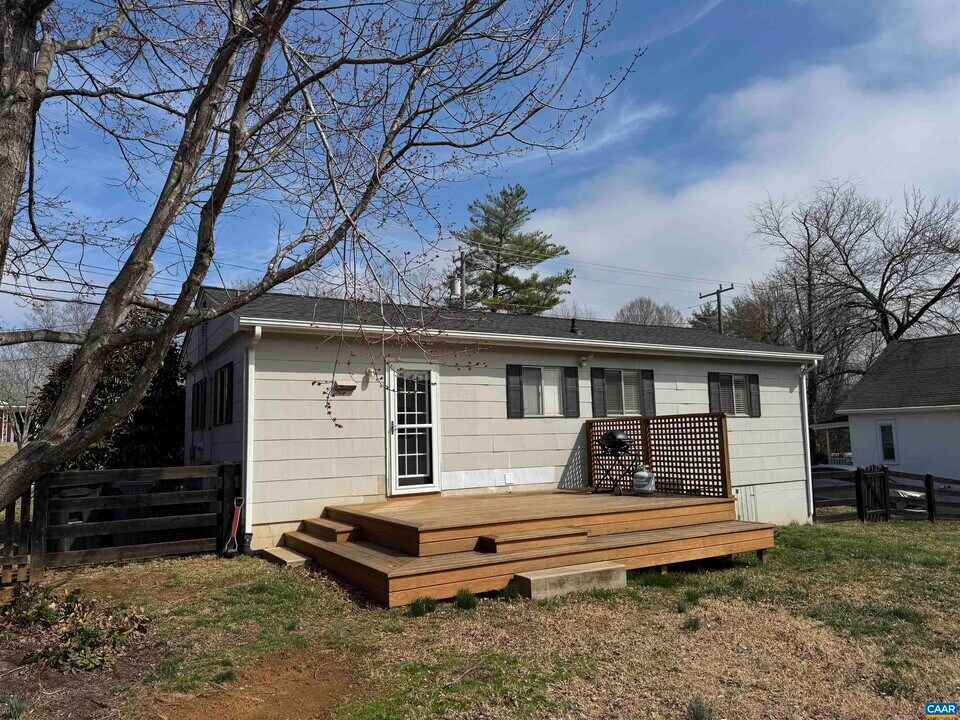 402 Harris Rd in Charlottesville, VA - Building Photo