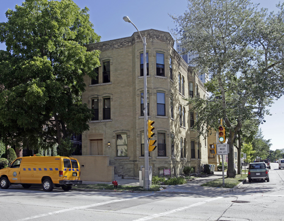 802 N Van Buren St in Milwaukee, WI - Building Photo