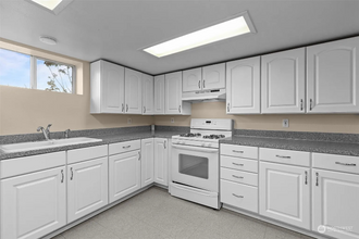 2504 Bridgeport Way W in University Place, WA - Building Photo - Building Photo
