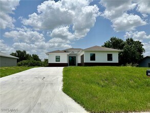 1313 Floyd Ave S in Lehigh Acres, FL - Foto de edificio - Building Photo