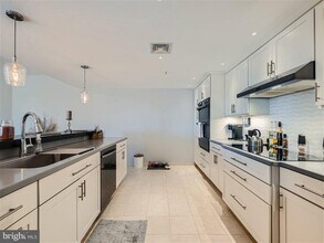 250 S President St in Baltimore, MD - Building Photo - Building Photo