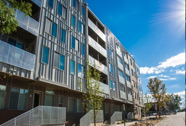 B Street Lohi Apartments in Denver, CO - Foto de edificio - Building Photo