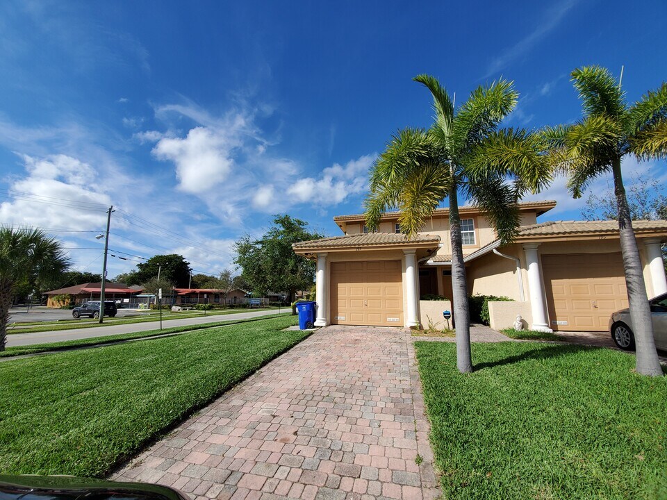 197 NW Eller St in Deerfield Beach, FL - Building Photo