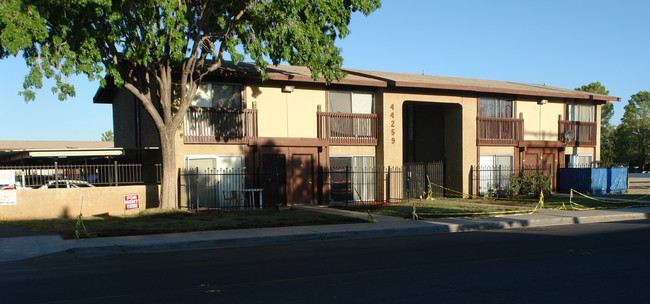 44259 Kingtree Ave in Lancaster, CA - Foto de edificio - Building Photo