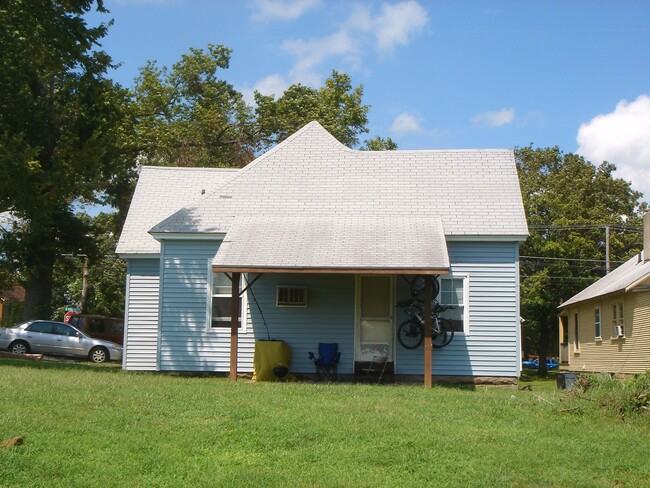 311 E College St, Unit 18038 in Carbondale, IL - Building Photo - Building Photo