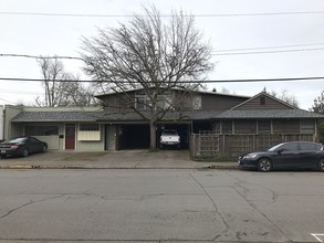 2484 Alder St in Eugene, OR - Foto de edificio - Building Photo