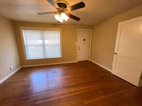 2425 Bolivar St in Denton, TX - Building Photo - Building Photo