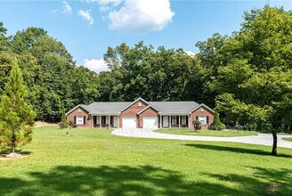 5009 Hidden Red Oak Dr in Mount Holly, NC - Building Photo - Building Photo