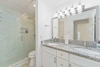 710 Bering Dr in Houston, TX - Building Photo - Building Photo