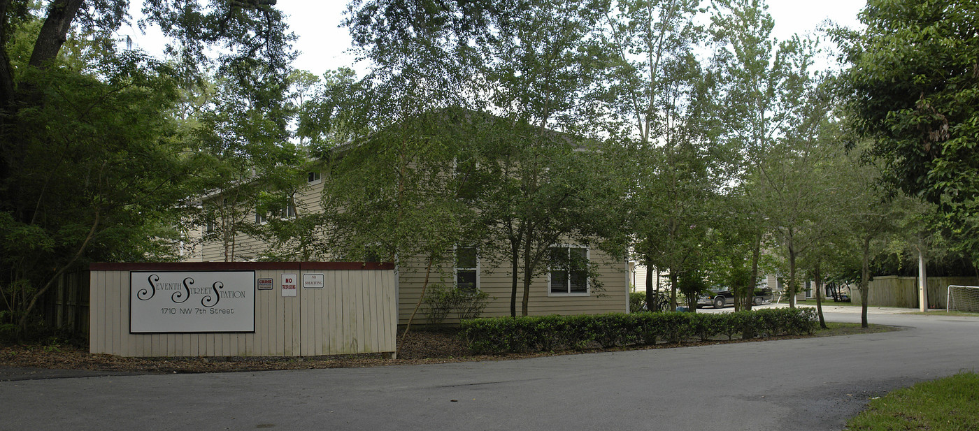 1710 NW 7th St in Gainesville, FL - Foto de edificio