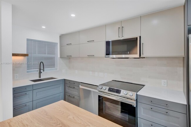 54 Isle of Venice Dr in Fort Lauderdale, FL - Building Photo - Building Photo