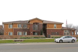 Sierra Vista in Corcoran, CA - Foto de edificio - Building Photo