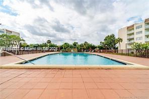 6960 Miami Gardens Dr in Hialeah, FL - Building Photo - Building Photo