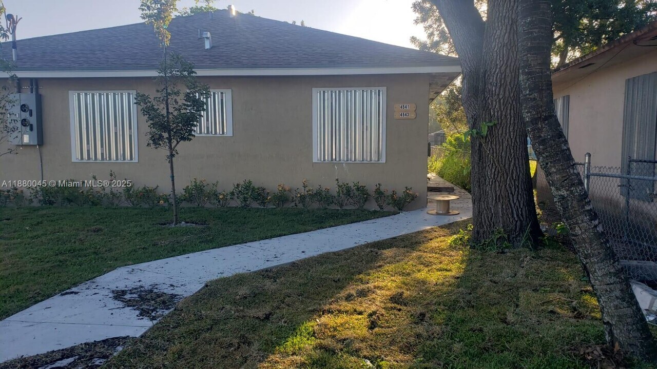 442 NW 94th St in Miami, FL - Building Photo