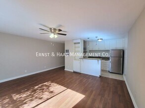 5585 E Pacific Coast Hwy in Long Beach, CA - Building Photo - Building Photo