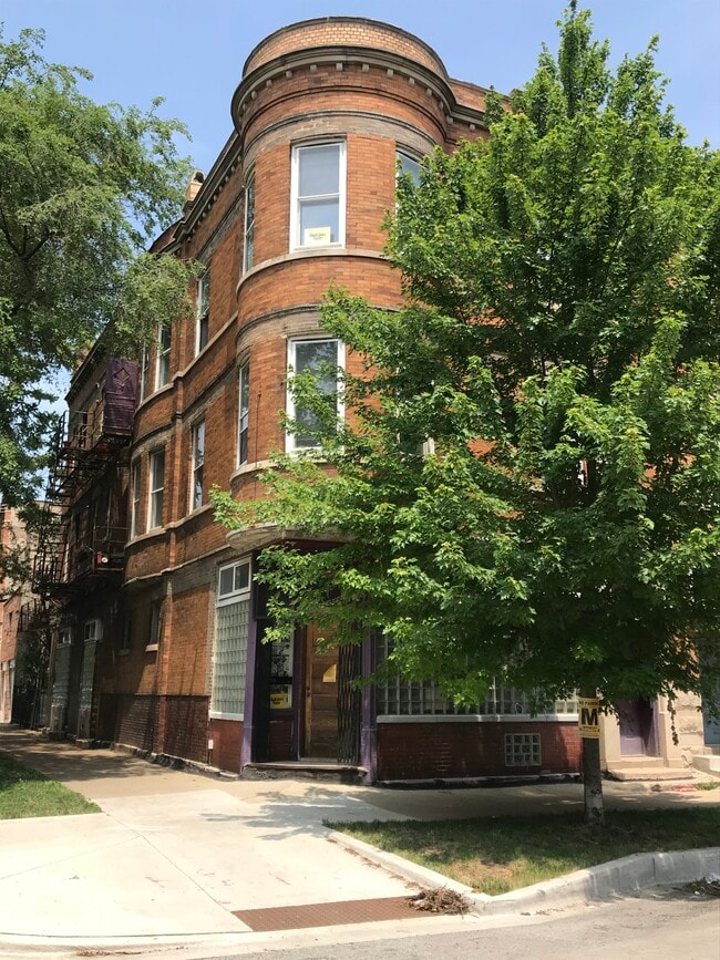 2558 W Iowa St, Unit 2R