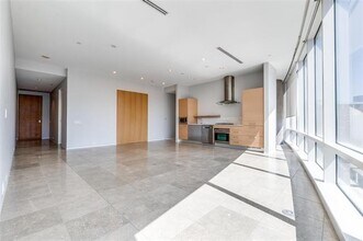 2430 Victory Park Ln in Dallas, TX - Building Photo - Building Photo