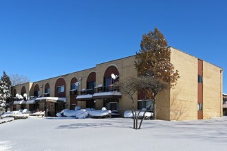 Regency Apartments in Mundelein, IL - Foto de edificio - Building Photo