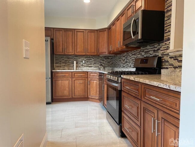 6102 Hana Rd in Edison, NJ - Building Photo - Building Photo