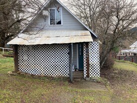 875 Main St in Weaverville, CA - Building Photo