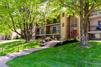 Durham Court Apartments Buildings A, B & C in Allison Park, PA - Building Photo - Building Photo