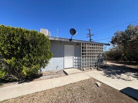 1020-1022 E Navajo St in Barstow, CA - Building Photo