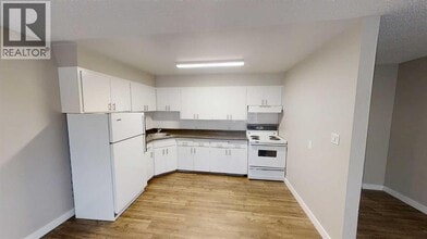 9926-9105 105 Ave in Grande Prairie, AB - Building Photo - Building Photo