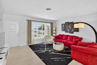 6945 11th Ave N in St. Petersburg, FL - Building Photo - Building Photo