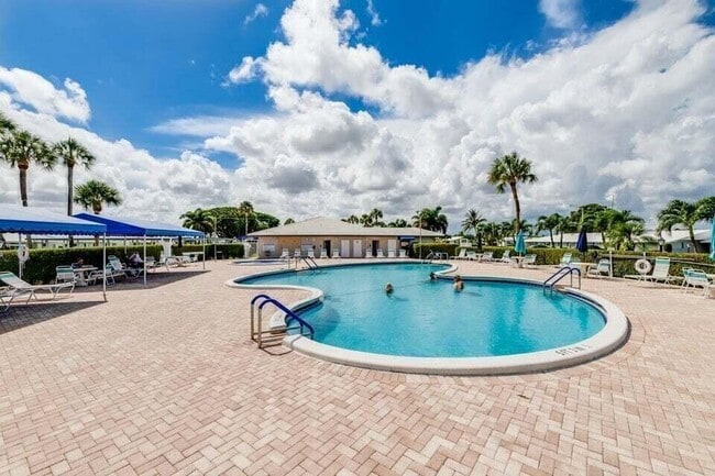 117 Lake Terrace in Boynton Beach, FL - Building Photo - Building Photo