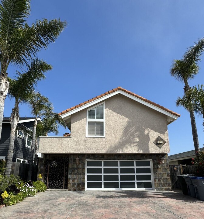 5249 Surfrider Way in Oxnard, CA - Foto de edificio