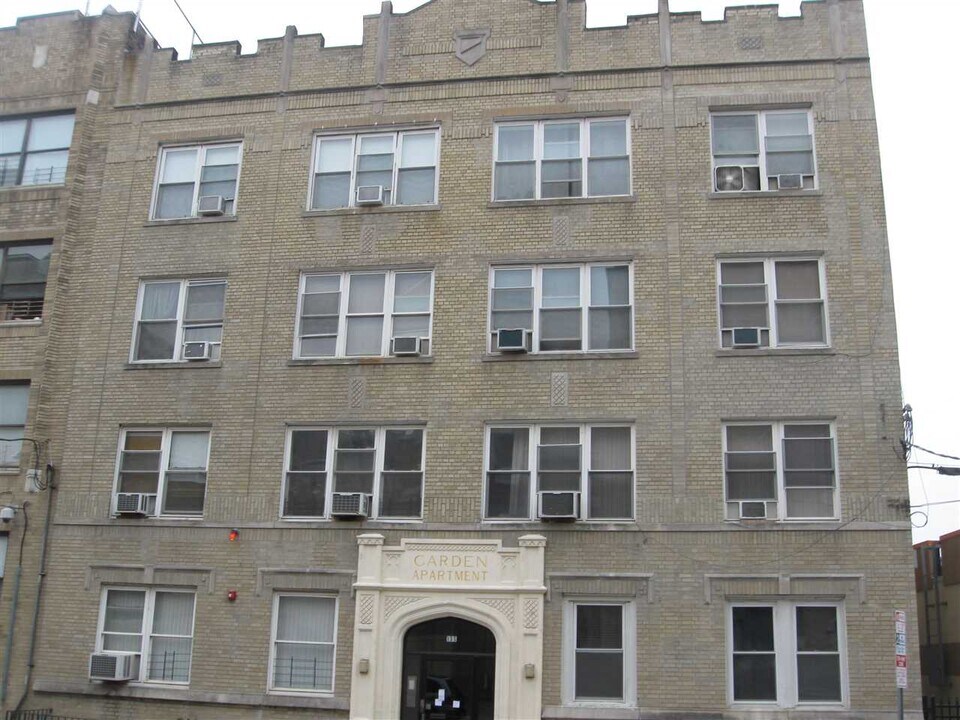 135 Van Wagenen Ave-Unit -2A in Jersey City, NJ - Building Photo
