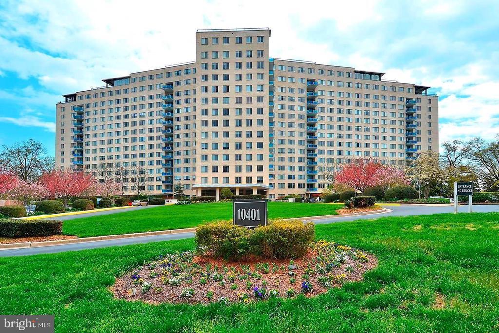 10401 Grosvenor Pl in Rockville, MD - Building Photo