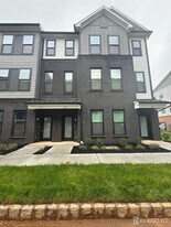 325 Sadie Cir in New Brunswick, NJ - Building Photo