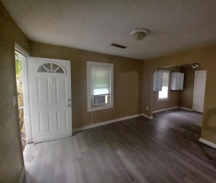 7909 50th Ave N in St. Petersburg, FL - Building Photo