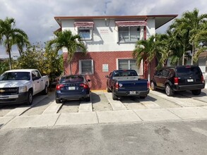 99 W 24th St in Hialeah, FL - Foto de edificio - Building Photo