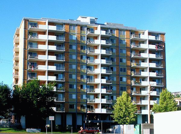 Oaks Apartments in Kamloops, BC - Building Photo