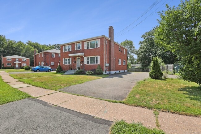 37 Cumberland Rd in West Hartford, CT - Building Photo - Building Photo
