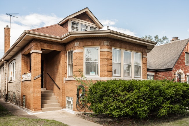 8040 S Clyde Ave in Chicago, IL - Building Photo - Building Photo