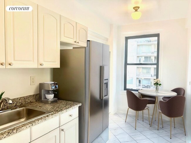 210 E 68th St in New York, NY - Building Photo - Building Photo