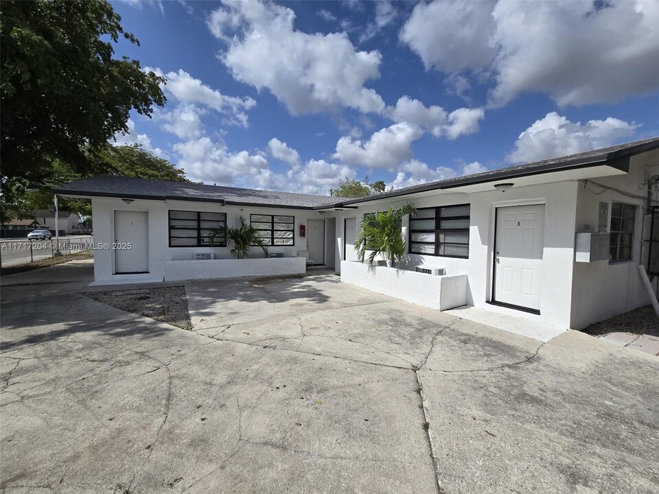7090 NW 17th Ave in Miami, FL - Foto de edificio