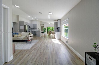 1025 Bamboo Ln in Weston, FL - Building Photo - Building Photo