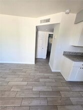 1121 E Desert Inn Rd in Las Vegas, NV - Building Photo - Building Photo