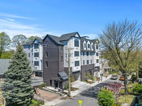 2021 Jones Rd, Unit 306 in Fort Lee, NJ - Foto de edificio - Building Photo