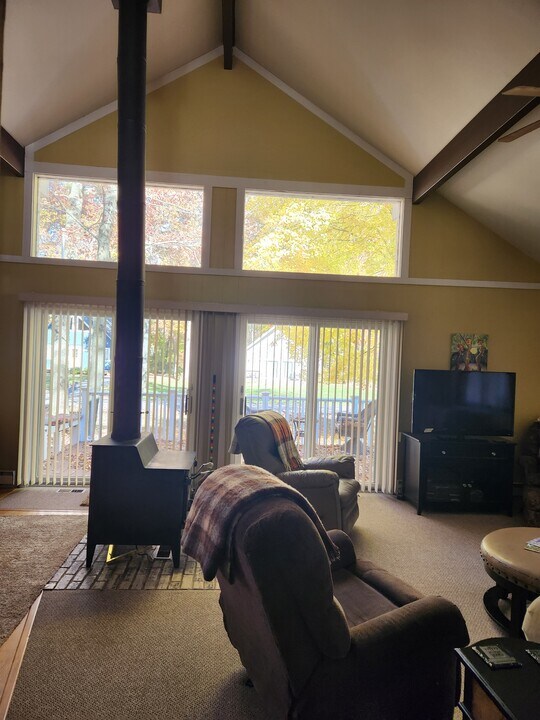 10905 1st St in Stanwood, MI - Building Photo