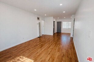 202 N Locust St in Inglewood, CA - Building Photo