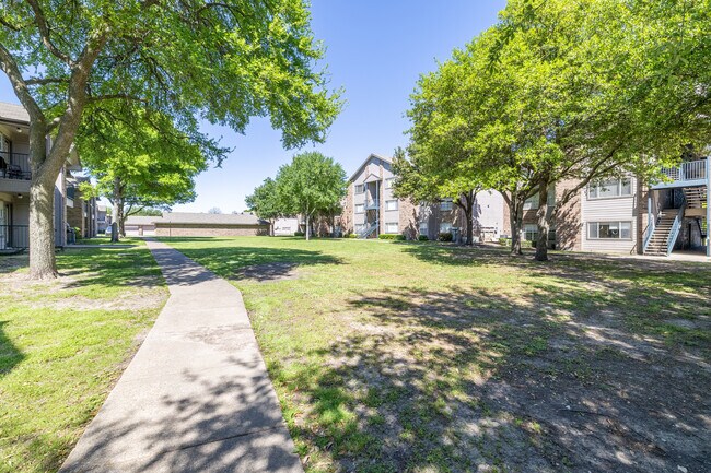 The Meadows in Garland, TX - Building Photo - Building Photo
