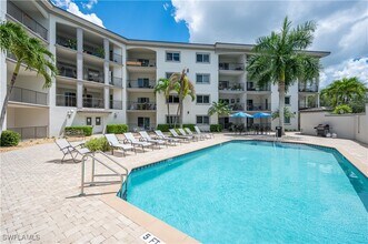 1100 Pine Ridge Rd in Naples, FL - Building Photo - Building Photo