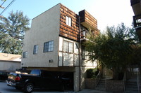 5735 Hazeltine Ave in Van Nuys, CA - Foto de edificio - Building Photo