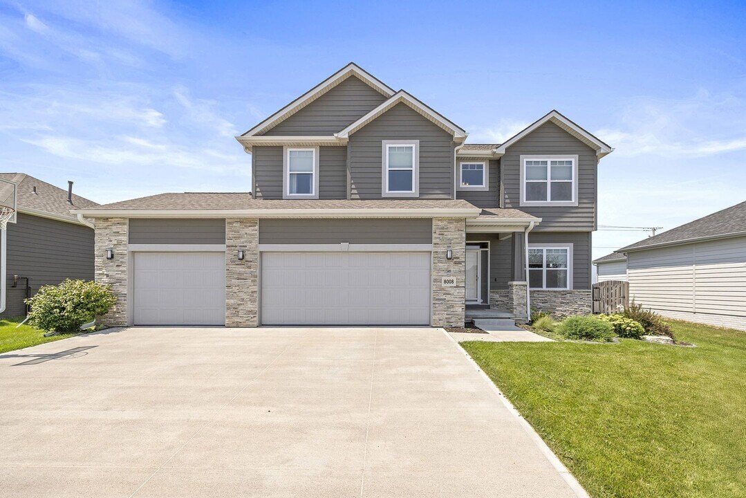 8008 N 167th St in Bennington, NE - Building Photo