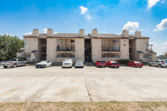 Plaza Verde Condos for Rent in Houston, TX - Foto de edificio - Primary Photo